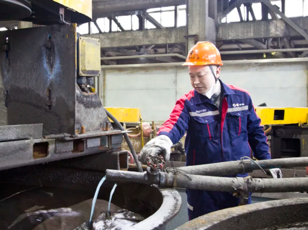 红色锡都丨bv1946伟德官网劳模 刘永兴：扎根一线守初心 精准调控创佳绩