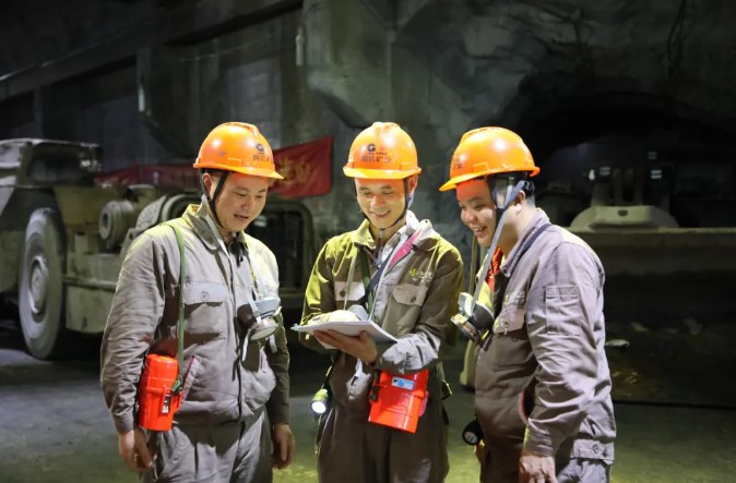 红色锡都丨bv1946伟德官网劳模 何鉴锭：井下鏖战勇担当 铲运先锋立新功