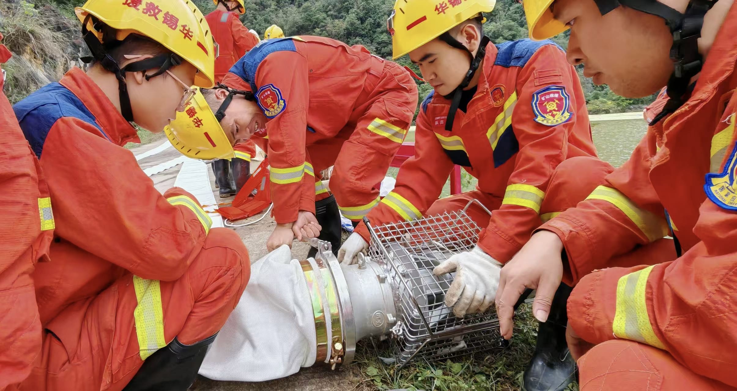 雨夜冲锋！华锡队百里奔赴百色排涝一线